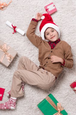 Çocuk Noel hediyeleri ile halı üzerinde