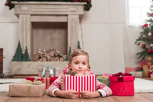 Menino deitado no chão com presentes de Natal — Fotografia de Stock Grátis