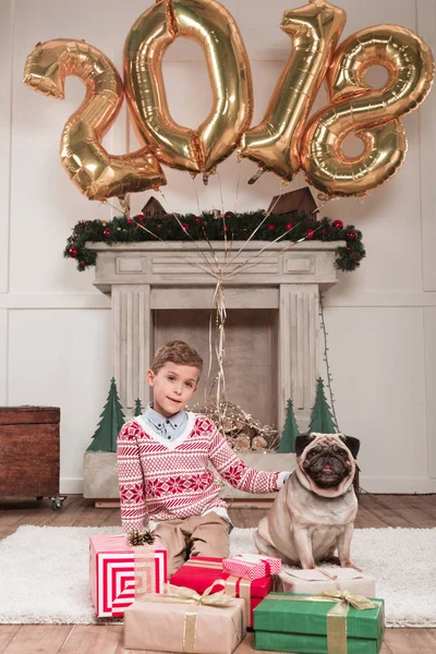 Chłopiec z psem na Boże Narodzenie — Zdjęcie stockowe