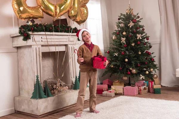 Chlapec s vánočním dárkem — Stock fotografie zdarma