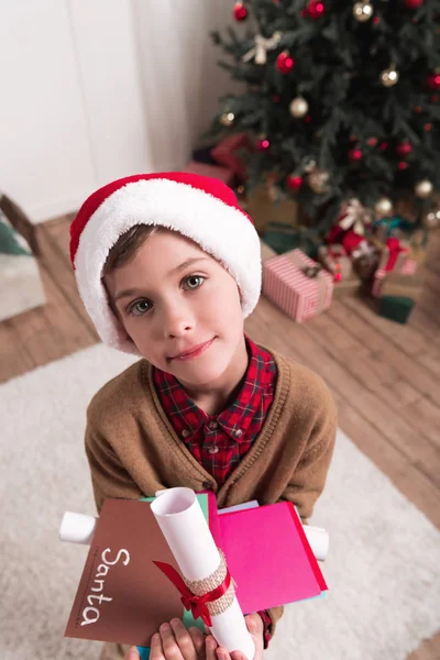 男孩与信件为圣诞老人 — 免费的图库照片