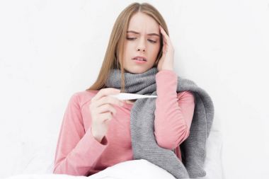 Hasta kız üzerinde termometre arıyorum