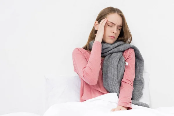 Menina doente com dor de cabeça — Fotos gratuitas