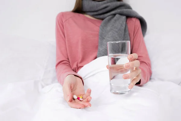 Asszony-vízzel és tabletták — Stock Fotó