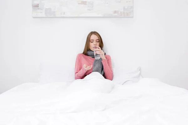 Woman with water and pills — Stock Photo, Image