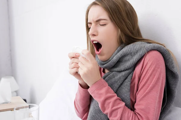Woman catch cold — Stock Photo, Image