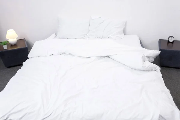 Bed met kussens — Stockfoto