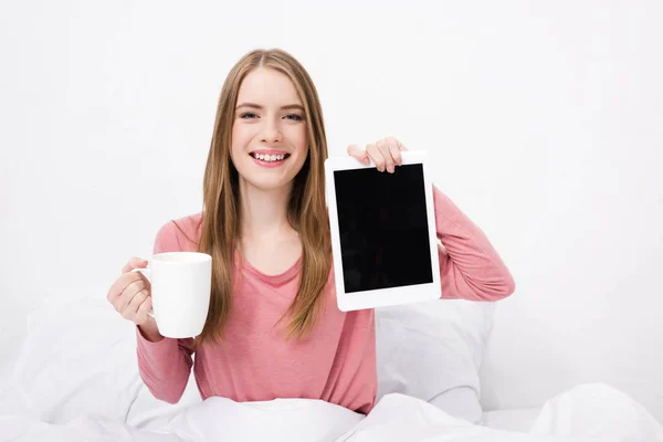 Frau mit Tablet mit leerem Bildschirm — Stockfoto