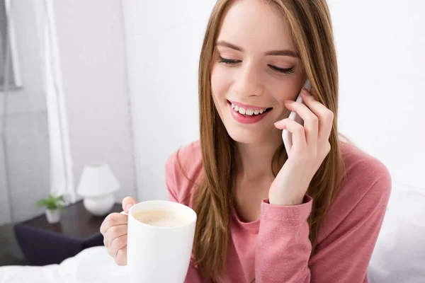 Akıllı Telefonla Konuşan Kadın — Stok fotoğraf