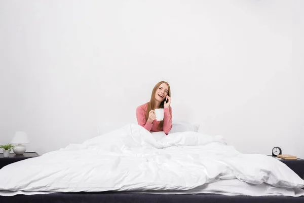 Woman talking on smartphone — Stock Photo, Image