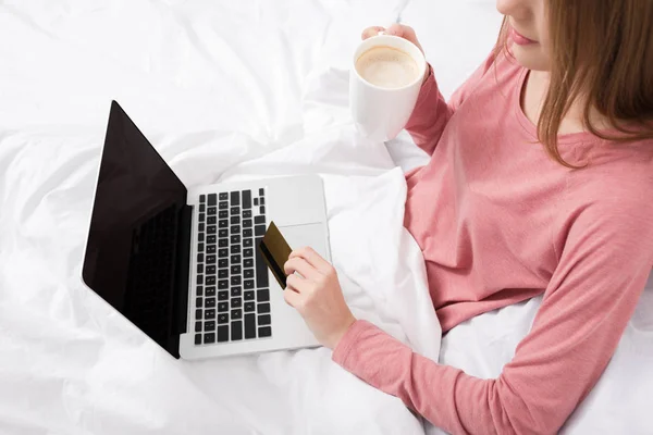 Kadın laptop, kahve ve kredi kartı ile — Stok fotoğraf