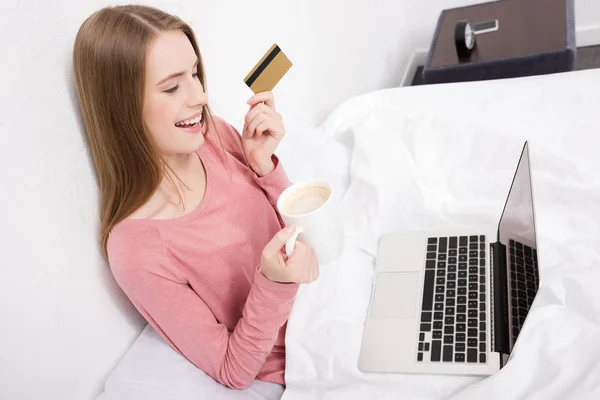 Sorrindo mulher compras online — Fotografia de Stock