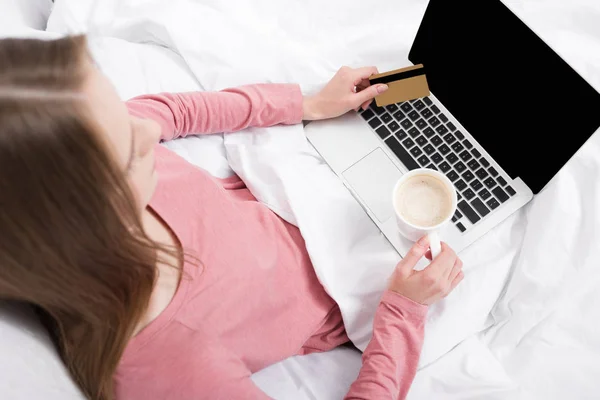 Mulher com laptop e cartão de crédito — Fotografia de Stock