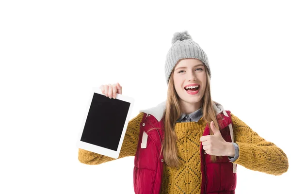 Chica con el pulgar hacia arriba presentar tableta — Foto de Stock