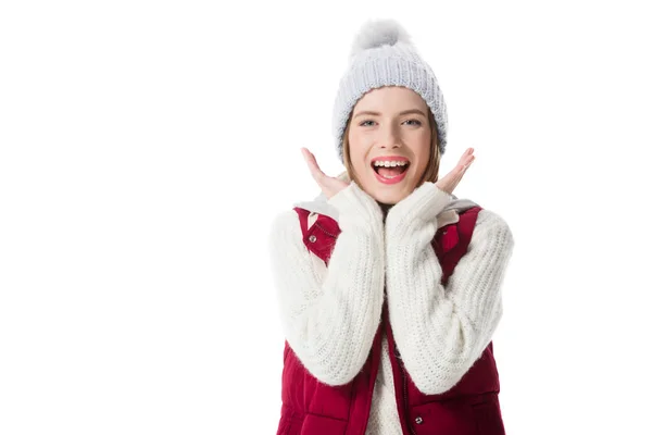 Эмоциональная девушка в зимней одежде — стоковое фото
