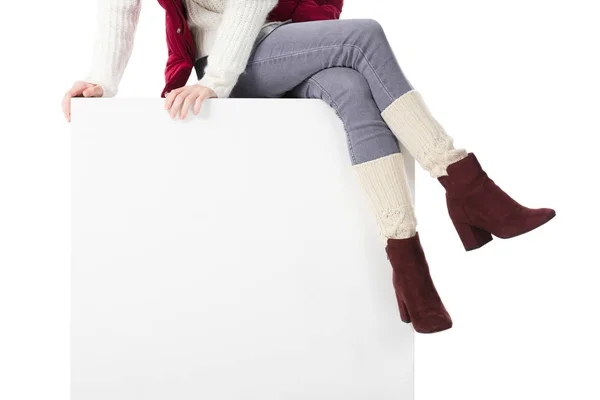 Flicka sitter på vita kuben — Stockfoto