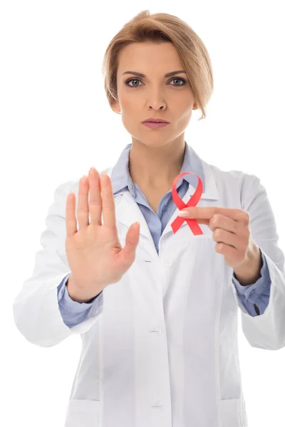 Médico con cinta de sida mostrando parada — Foto de Stock