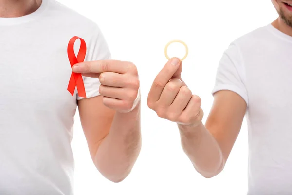 Homosexuella par med aids ribbon och kondom — Stockfoto