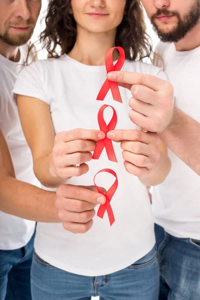 Personas con cintas de sida en las manos — Foto de Stock
