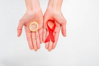 AIDS şerit ve prezervatif tutan kadın