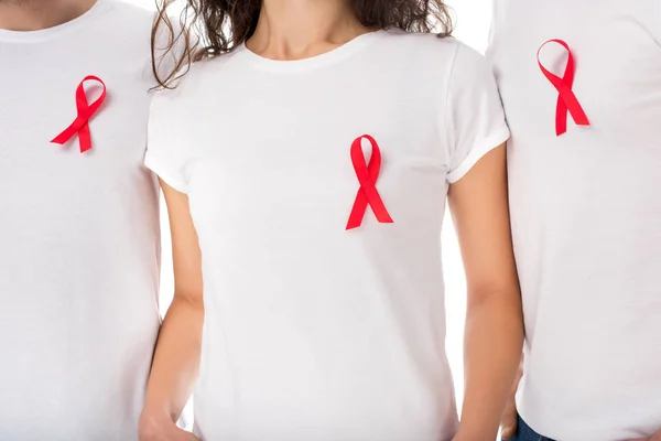 Mensen in lege t-shirts met aids linten — Stockfoto