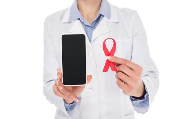 หมอที่มีสมาร์ทโฟนและริบบิ้นเอดส์ — ภาพถ่ายสต็อกฟรี