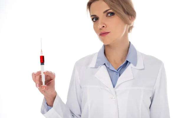 Médico com seringa de líquido vermelho — Fotografia de Stock
