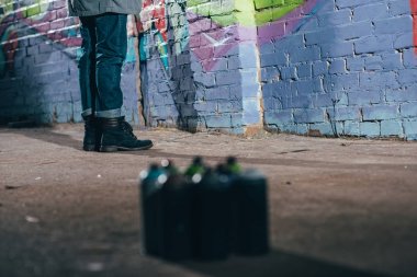 sokak sanatçı boyama grafiti kutular ön plan sprey boya ile gece, düşük bölümü