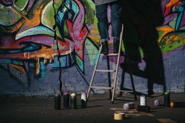 geceleri ayakta görünümünü merdiven ve boyama renkli grafiti kırpılmış