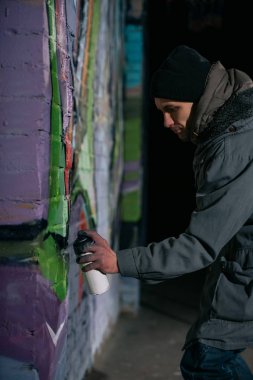 sokak sanatçı boyama grafiti gece duvara sprey boya ile