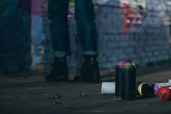 Lage Deel Van Straat Kunstenaar Schilderij Graffiti Nachts Blikjes Met — Stockfoto