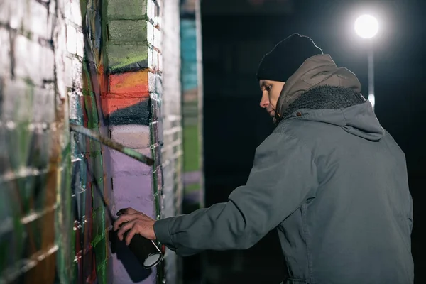 Straßenkünstler Bemalt Nachts Graffiti Mit Aerosolfarbe Wand — Stockfoto