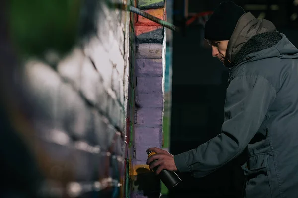 Artista Callejero Pintando Graffiti Con Pintura Aerosol Pared Por Noche — Foto de Stock