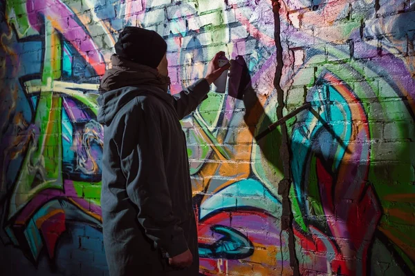 Straßenkünstler Bemalt Nachts Graffiti Mit Aerosolfarbe Wand — Stockfoto