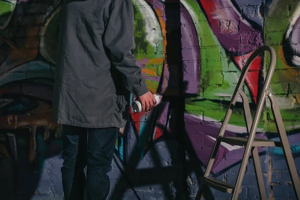 Vista Recortada Del Artista Callejero Pintando Graffiti Con Pintura Aerosol — Foto de Stock