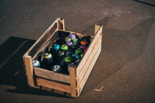 Latas Con Pintura Aerosol Caja Madera — Foto de Stock