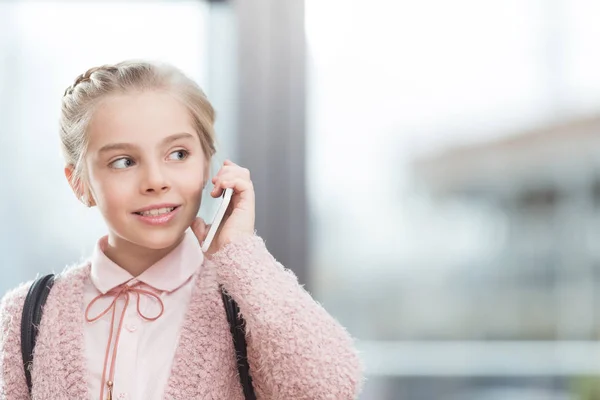 Anak Berbicara Smartphone Terhadap Jendela Selama Siang Hari — Stok Foto