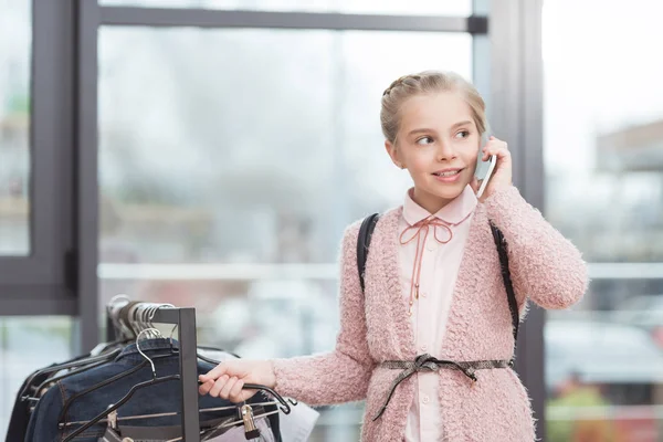 Enfant Caucasien Utilisant Smartphone Tout Tenant Près Cintre Tissu Boutique — Photo