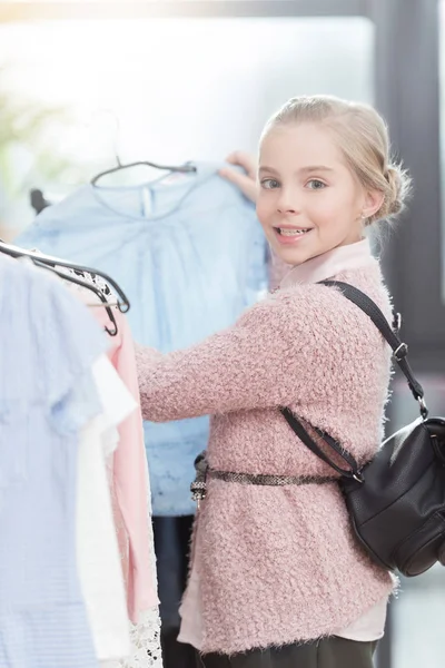 Niño Feliz Eligiendo Ropa Percha Tienda —  Fotos de Stock