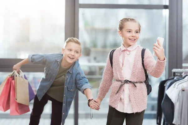 Bevásárló Szatyrok Selfie Boltban Így Boldog Gyermekek — Stock Fotó