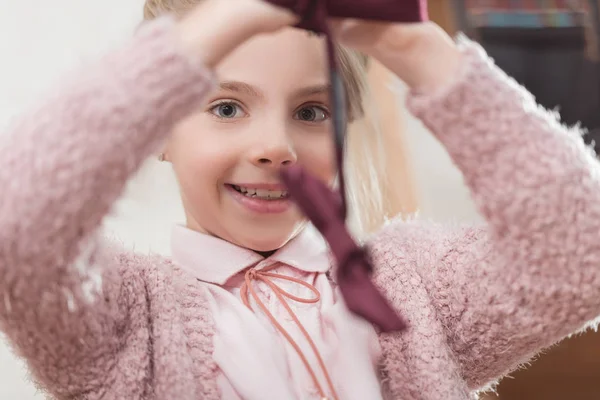Gelukkig Kind Bedrijf Vlinderdas Handen Tijdens Het Kijken Naar Camera — Gratis stockfoto