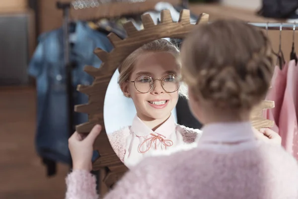 Niña Feliz Mirando Espejo Sus Manos Interior Tienda — Foto de Stock