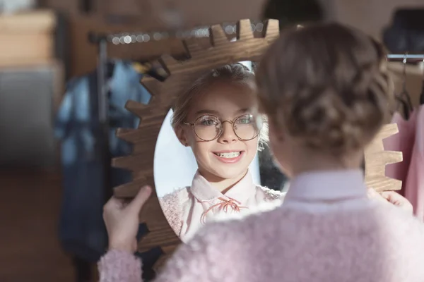 Glada Barn Glasögon Tittar Spegel Hennes Händer Store Interior — Stockfoto