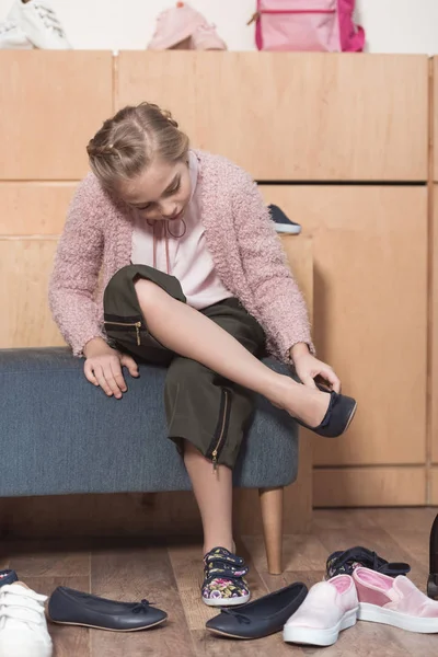 Παιδί Κάθεται Και Προσπαθούν Για Νέα Παπούτσια Στο Κατάστημα — Φωτογραφία Αρχείου
