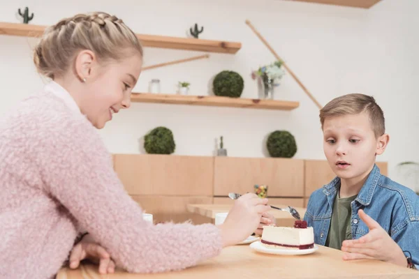 Crianças Sentadas Mesa Café Enquanto Olham Para Bolo Mesa Café — Fotos gratuitas