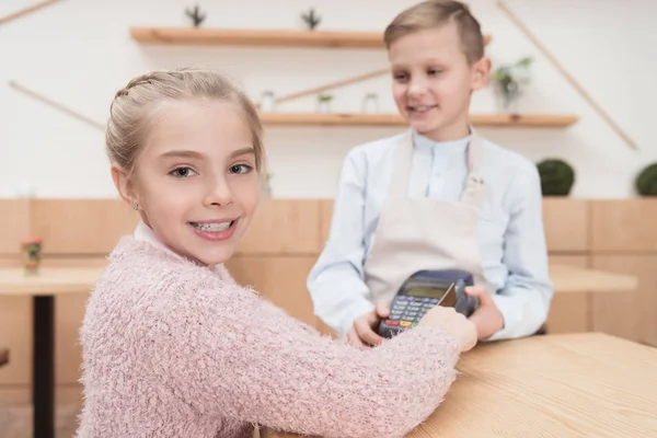 Sonriente Niño Mirando Cámara Mientras Paga Con Tarjeta Crédito Con —  Fotos de Stock