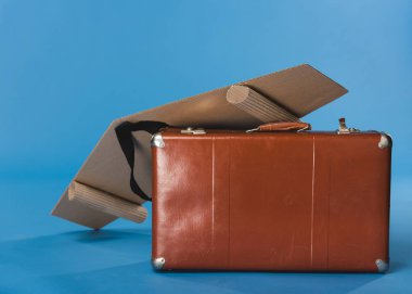 kendi kendine yapılan kağıt uçak kanatları ve mavi izole bavul görünümünü kapat