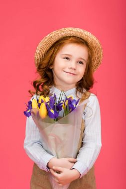 Çocuk holding buket pembe üzerinde izole çiçek gülümseyen portresi