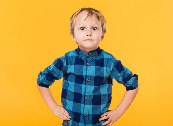 Portret Van Kleine Jongen Met Shirt Tegoed Akimbo Geïsoleerd Geel — Stockfoto