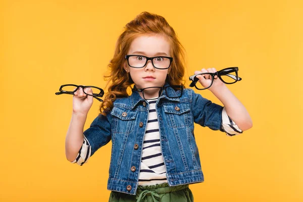 Ritratto Bambino Scioccato Che Mostra Occhiali Mani Isolate Giallo — Foto Stock